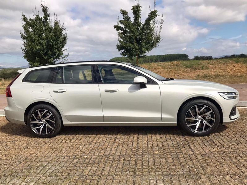 Volvo V60 • 2018 • 91,000 km 3