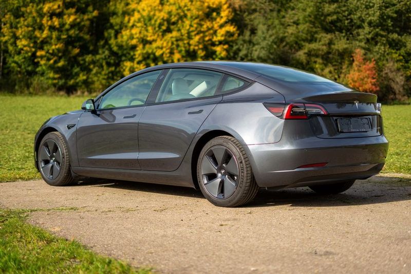 Tesla Model 3 • 2022 • 10,900 km 2