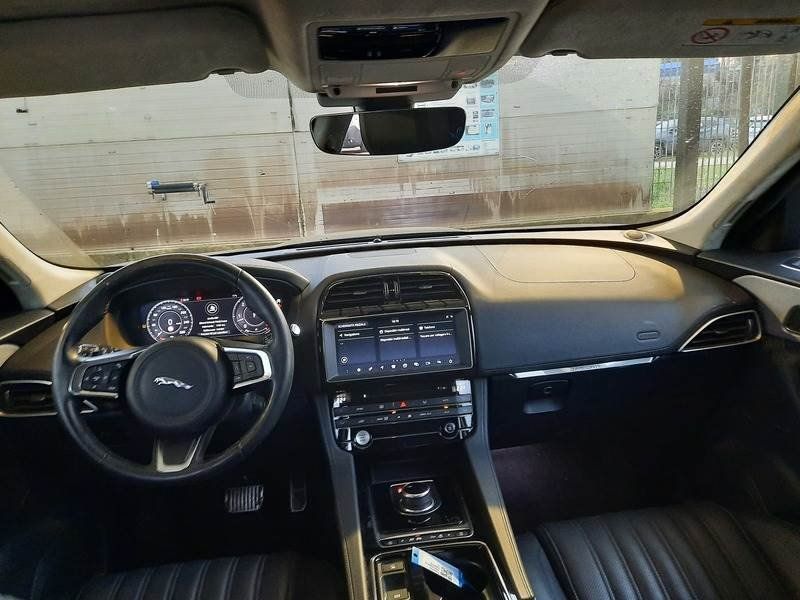 Jaguar F-Pace • 2018 • 221 km 3