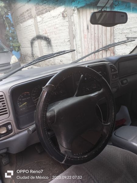 Chevrolet Silverado 2500 • 1997 • 200,000 km 2