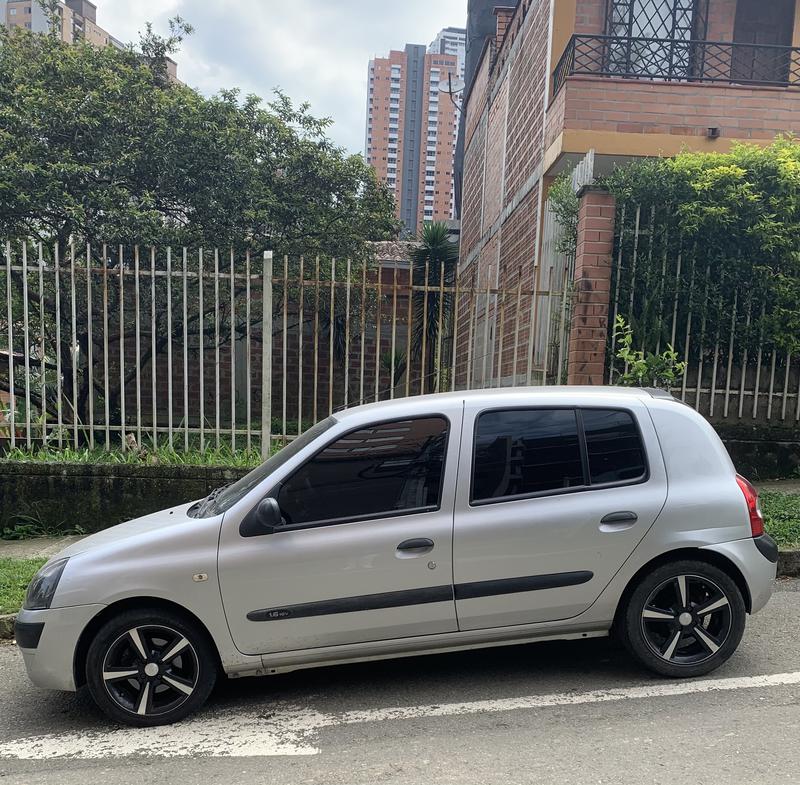 Renault Clio • 2012 • 75,000 km 2