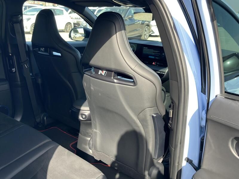 Hyundai Ioniq Electric • 2024 • 20,256 km 17