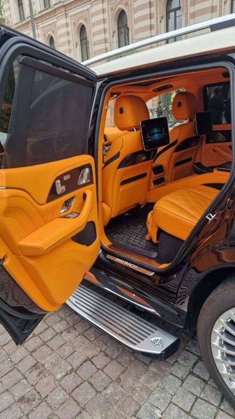 Mercedes-Benz S-Class • 2023 • 9,000 km 9