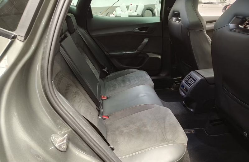 Seat Leon • 2023 • 25,004 km 9