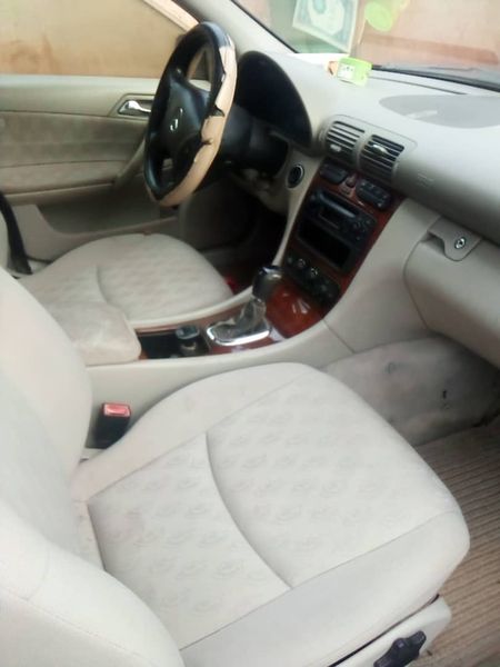 Mercedes-Benz C-Class • 2005 • 245,000 km 2