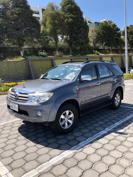 Toyota Fortuner • 2011 • 121,830 km 1