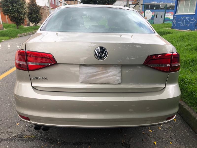 Volkswagen Jetta • 2015 • 51,165 km 3