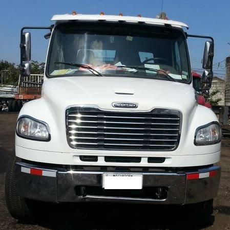 Freightliner M2106 • 2012 • 350,000 km 1