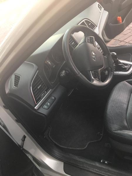 Hyundai Elantra • 2017 • 80,000 km 3