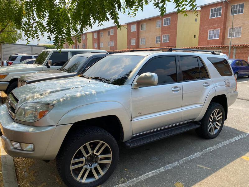 Toyota 4 Runner Limited • 2005 • 230,000 km 1