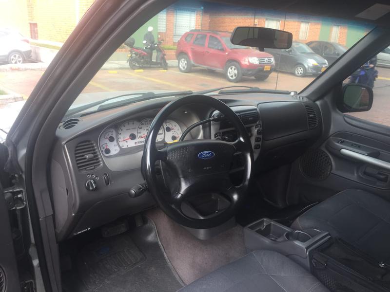Ford Explorer • 2003 • 85,000 km 3
