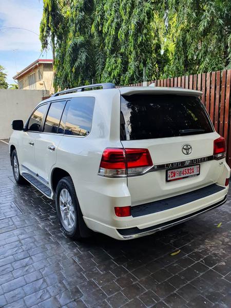Toyota Land Cruiser • 2017 • 32,000 km 4