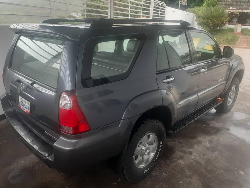 Toyota 4 Runner Limited • 2007 • 87,000 km 2