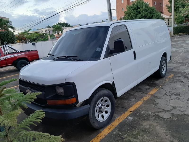Chevrolet Express 1500 • 2013 • 150,000 km 2