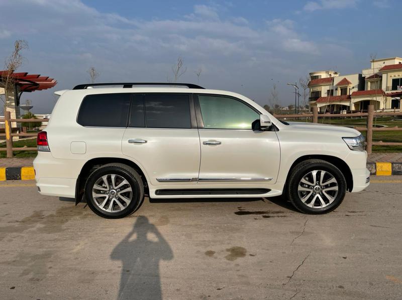 Toyota Land Cruiser • 2021 • 123 km 1