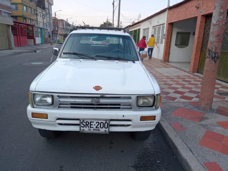 Toyota Hilux • 1998 • 300 km 1