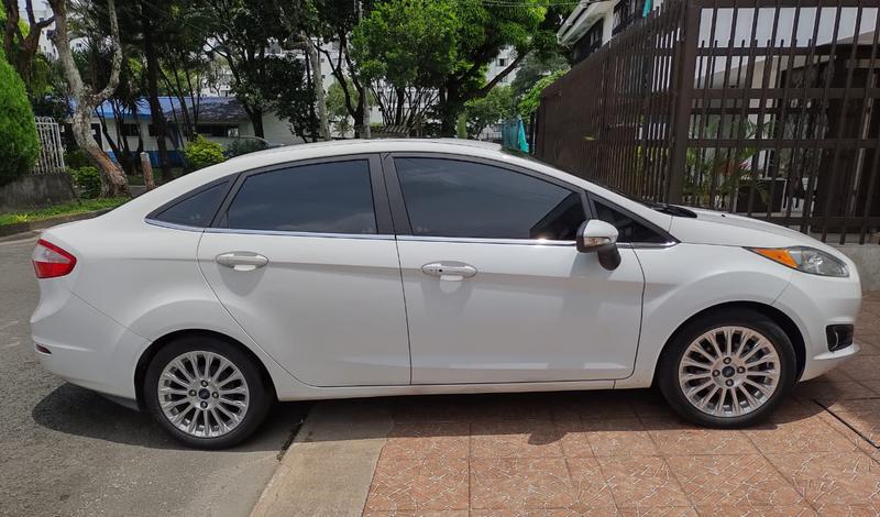 Ford Fiesta • 2015 • 52,000 km 3