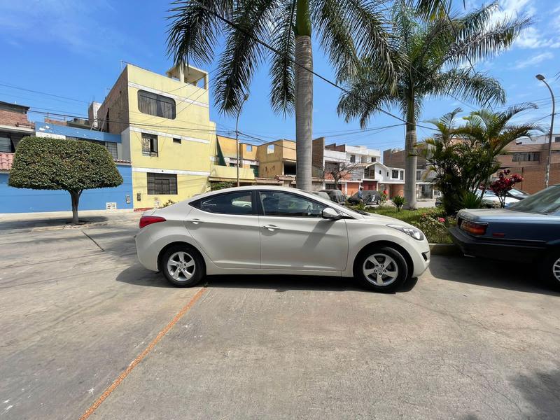 Hyundai Elantra • 2012 • 89,000 km 1
