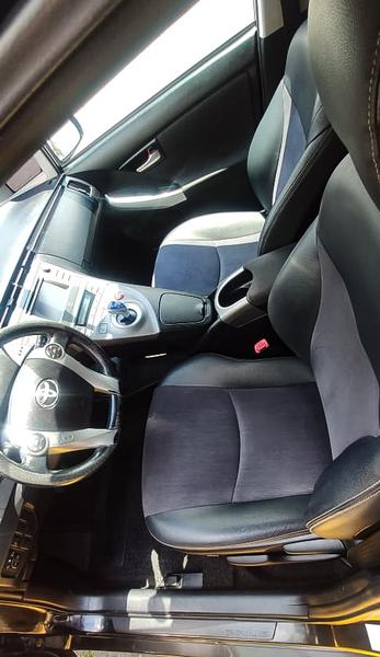 Toyota Prius • 2012 • 137,800 km 2