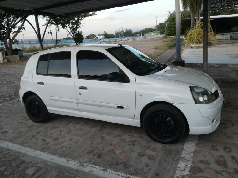 Renault Clio • 2007 • 143,000 km 6