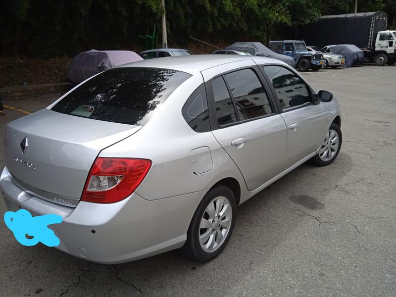 Renault Symbol • 2010 • 9,920 km 3