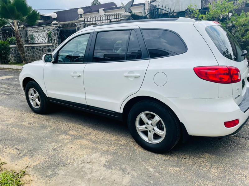 Hyundai Santa Fe • 2008 • 90,000 km 3