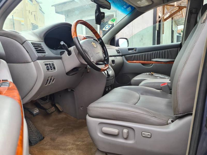 Toyota Sienna • 2007 • 194,137 km 2