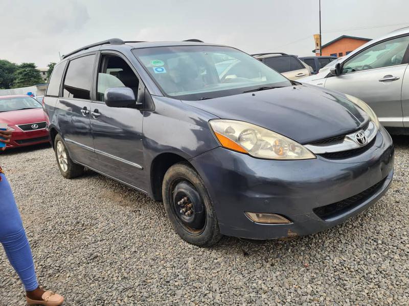Toyota Sienna • 2007 • 194,137 km 4