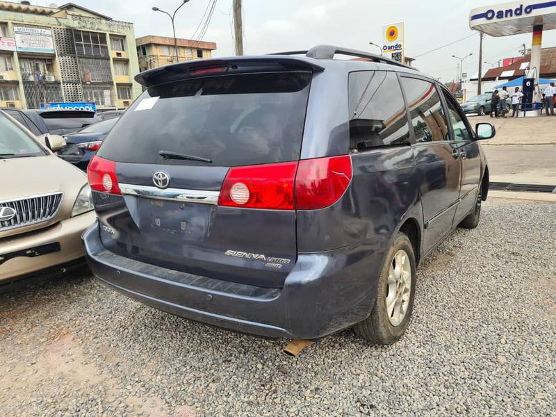 Toyota Sienna • 2007 • 194,137 km 1