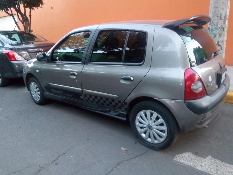 Renault Clio • 2006 • 140,000 km 3