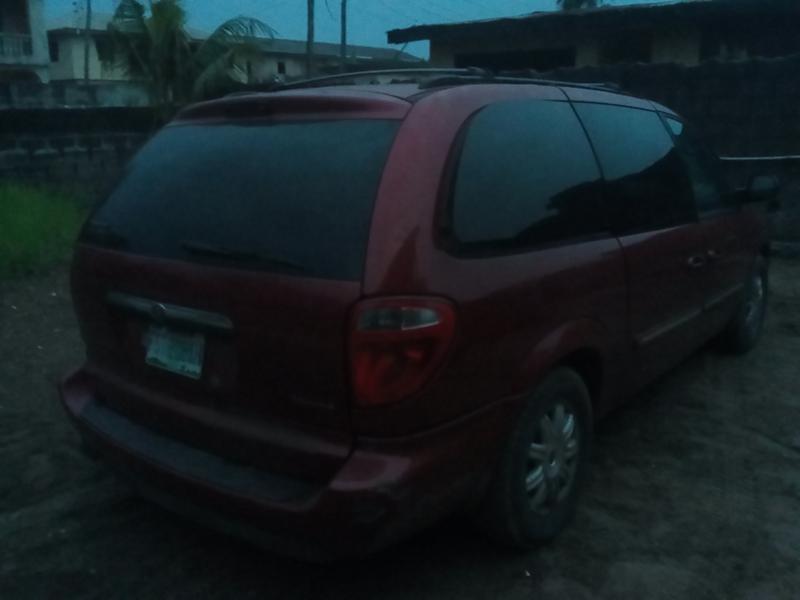 Chrysler Town & Country • 2006 • 1,500 km 2