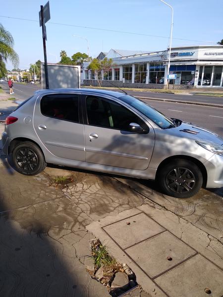 Peugeot 207 • 2015 • 75,000 km 2