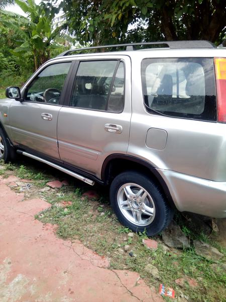 Honda CR-V • 2002 • 235,000 km 3