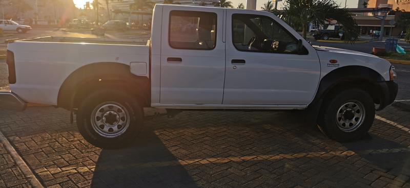 Nissan Np300 frontier • 2014 • 91,100 km 6