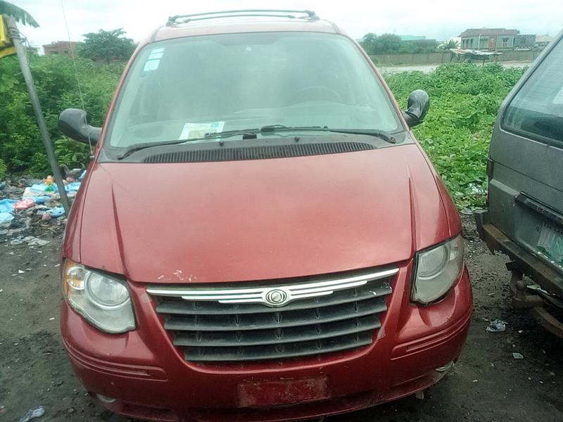 Chrysler Town & Country • 2006 • 1,500 km 1