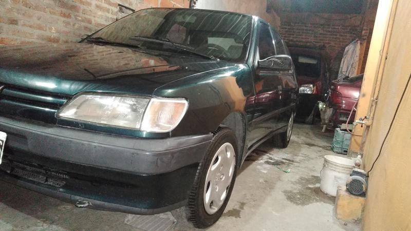 Peugeot 306 • 1998 • 175,000 km 2
