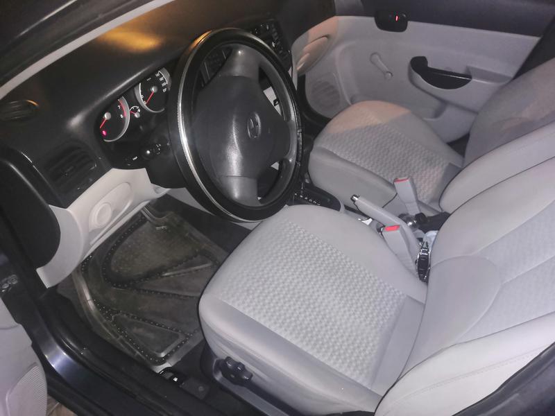 Dodge Attitude • 2011 • 170,000 km 13