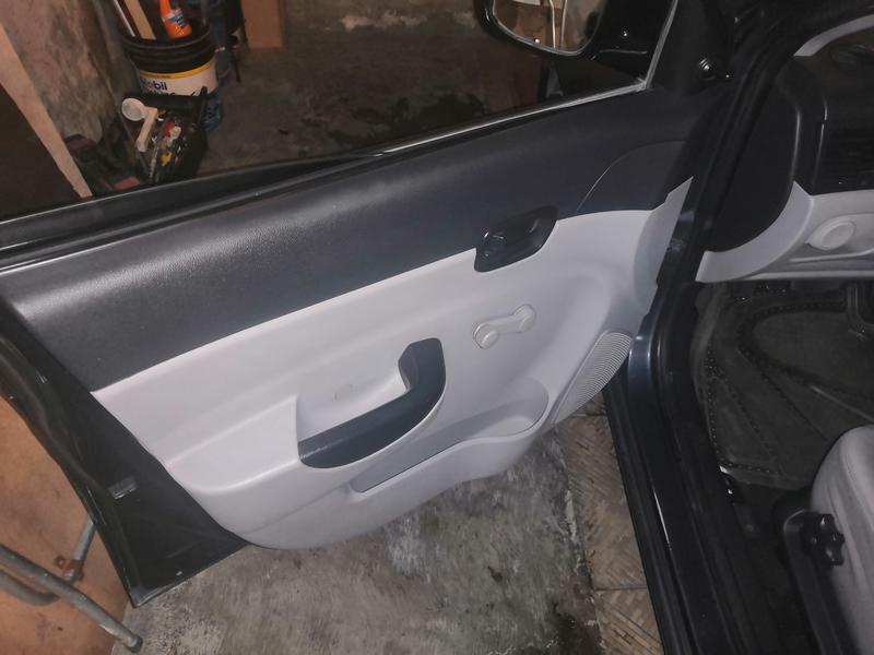 Dodge Attitude • 2011 • 170,000 km 8