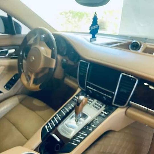 Porsche Panamera • 2014 • 40,000 km 10