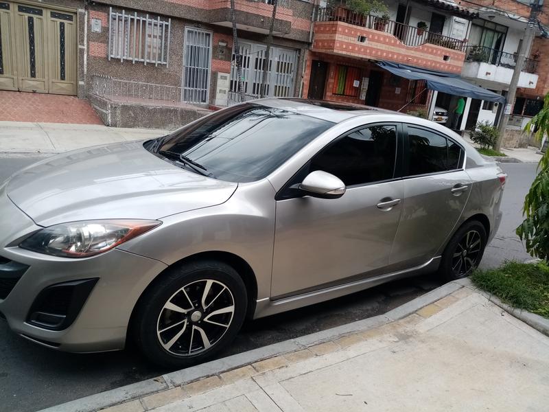 Mazda 3 • 2011 • 71,000 km 2