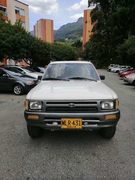 Toyota Hilux • 1995 • 242,000 km 2