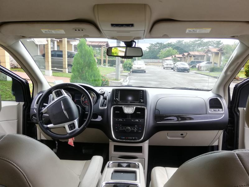 Chrysler Town & Country • 2014 • 65,000 km 1