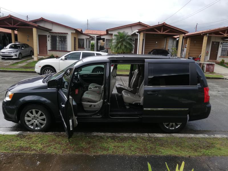 Chrysler Town & Country • 2014 • 65,000 km 3