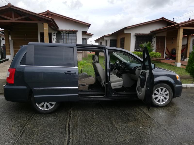 Chrysler Town & Country • 2014 • 65,000 km 9
