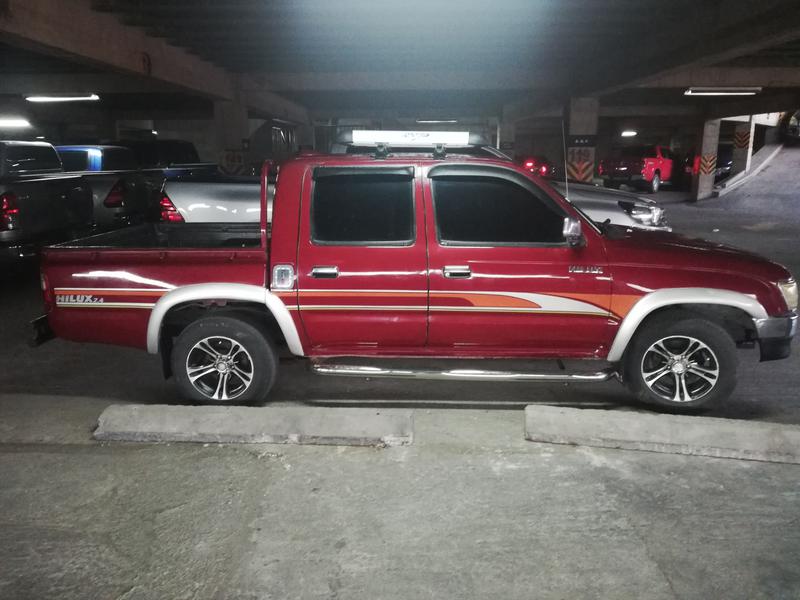 Toyota Hilux • 2000 • 180,700 km 1