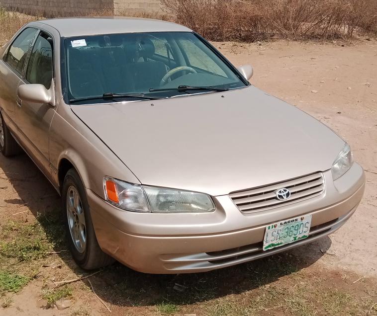 Toyota Camry • 1999 • 180,121 km 3