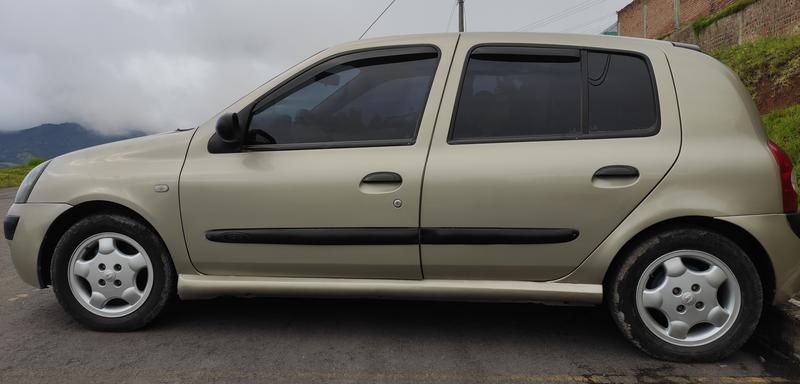 Renault Clio • 2003 • 177,000 km 3