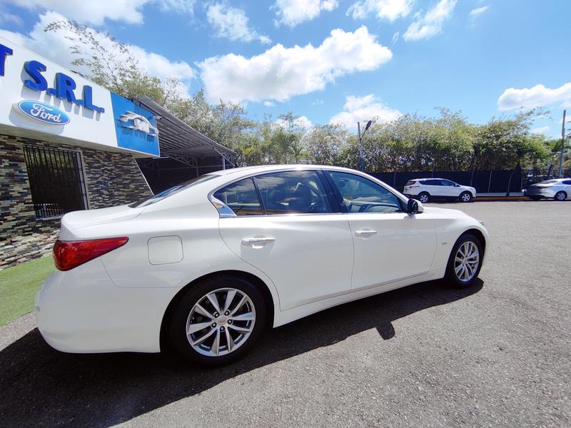 Infiniti Q • 2015 • 1 km 2