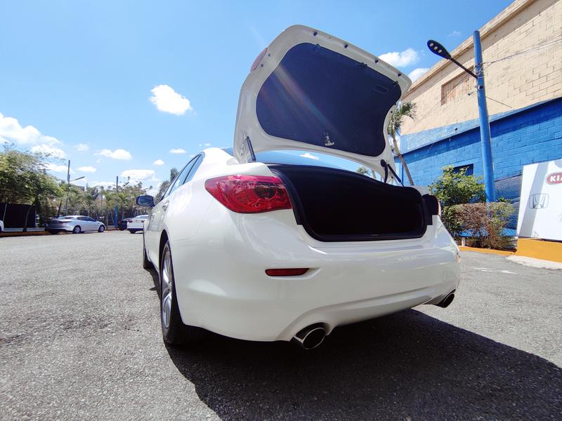 Infiniti Q • 2015 • 1 km 3