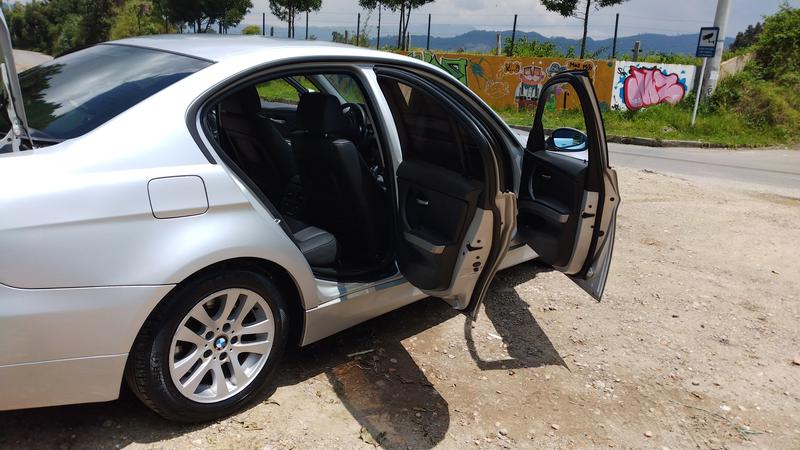BMW  • 2009 • 122,000 km 8